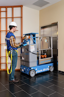 Nacelle élévatrice automotrice électrique à mât vertical hauteur de travail : 8,02 m - dimensions repliée : L 1,35 x l. 0,80 m