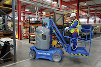 Nacelle élévatrice automotrice électrique à mât vertical avec pendulaire hauteur de travail : 9,90 m - dimensions repliée : L 2,82 x l. 0,99 m